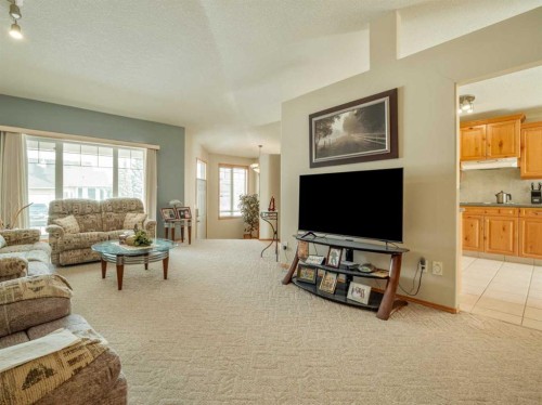 108 Riverdale Terrace West, Lethbridge, AB - Indoor Photo Showing Living Room