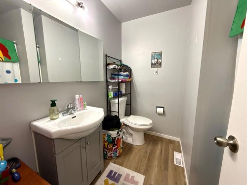 2626 23 Avenue South, Lethbridge, AB - Indoor Photo Showing Bathroom