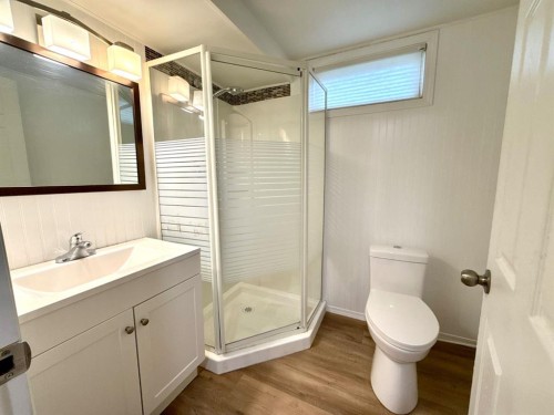 2626 23 Avenue South, Lethbridge, AB - Indoor Photo Showing Bathroom