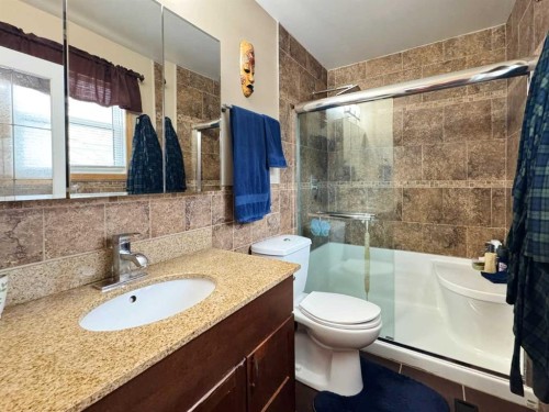 2409 20 Street North, Lethbridge, AB - Indoor Photo Showing Bathroom