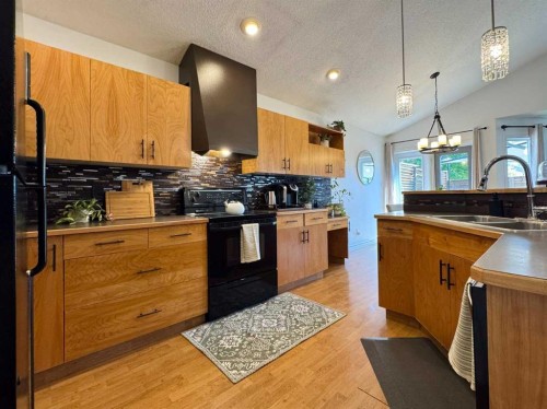 2 Riverbrook Close West, Lethbridge, AB 