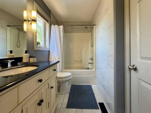 2 Riverbrook Close West, Lethbridge, AB 