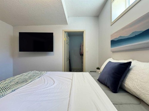 2 Riverbrook Close West, Lethbridge, AB 
