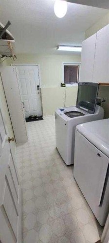 337 Ojibwa Place West, Lethbridge, AB - Indoor Photo Showing Laundry Room