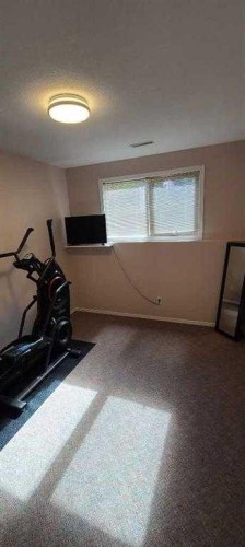 337 Ojibwa Place West, Lethbridge, AB - Indoor Photo Showing Other Room