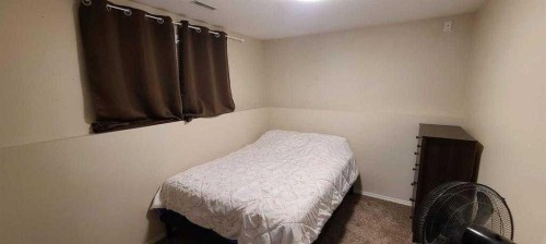 337 Ojibwa Place West, Lethbridge, AB - Indoor Photo Showing Bedroom