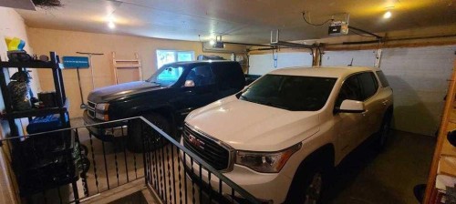 337 Ojibwa Place West, Lethbridge, AB - Indoor Photo Showing Garage