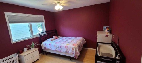 337 Ojibwa Place West, Lethbridge, AB - Indoor Photo Showing Bedroom