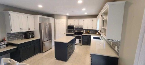 337 Ojibwa Place West, Lethbridge, AB - Indoor Photo Showing Kitchen With Double Sink