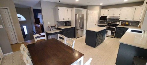 337 Ojibwa Place West, Lethbridge, AB - Indoor Photo Showing Kitchen