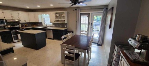 337 Ojibwa Place West, Lethbridge, AB - Indoor Photo Showing Kitchen