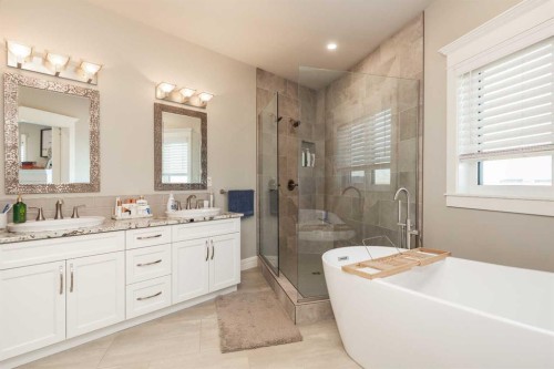 1 Edgemoor Way West, Lethbridge, AB - Indoor Photo Showing Bathroom