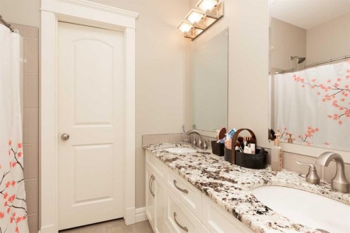 1 Edgemoor Way West, Lethbridge, AB - Indoor Photo Showing Bathroom