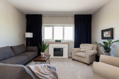 1 Edgemoor Way West, Lethbridge, AB - Indoor Photo Showing Living Room