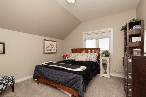 1 Edgemoor Way West, Lethbridge, AB - Indoor Photo Showing Bedroom