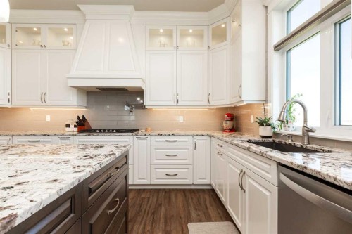 1 Edgemoor Way West, Lethbridge, AB - Indoor Photo Showing Kitchen With Upgraded Kitchen