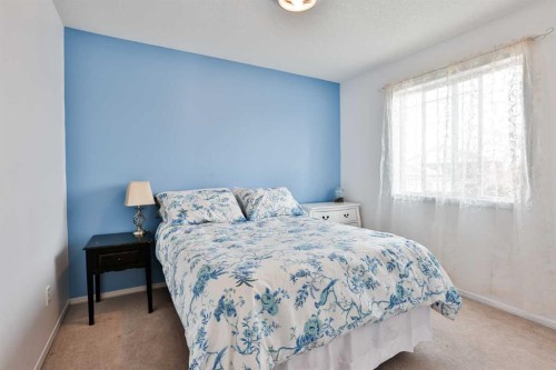 289 Cougar Way North, Lethbridge, AB - Indoor Photo Showing Bedroom