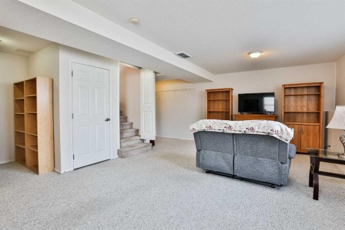 289 Cougar Way North, Lethbridge, AB - Indoor Photo Showing Bedroom