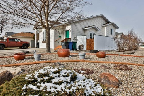 289 Cougar Way North, Lethbridge, AB - Outdoor