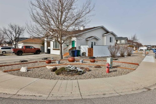 289 Cougar Way North, Lethbridge, AB - Outdoor