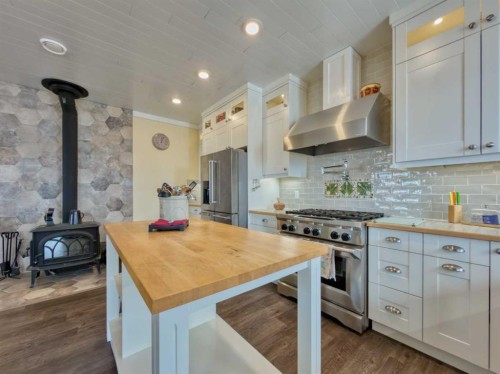 42015 Rr280, Hill Spring, AB - Indoor Photo Showing Kitchen With Upgraded Kitchen