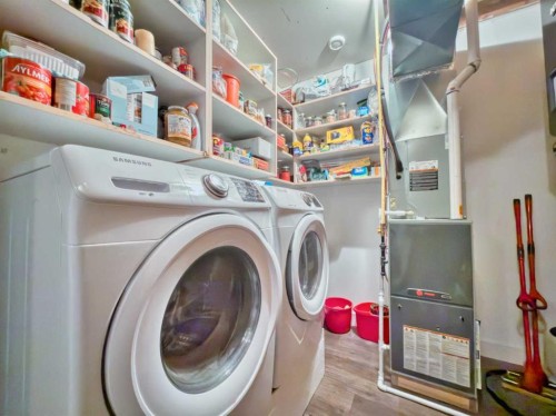 42015 Rr280, Hill Spring, AB - Indoor Photo Showing Laundry Room