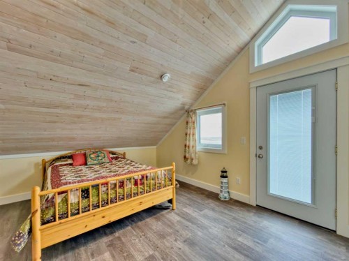 42015 Rr280, Hill Spring, AB - Indoor Photo Showing Bedroom