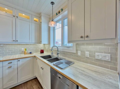 42015 Rr280, Hill Spring, AB - Indoor Photo Showing Kitchen With Double Sink With Upgraded Kitchen