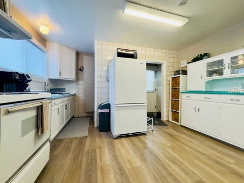 20970 7 Avenue, Bellevue, AB - Indoor Photo Showing Kitchen