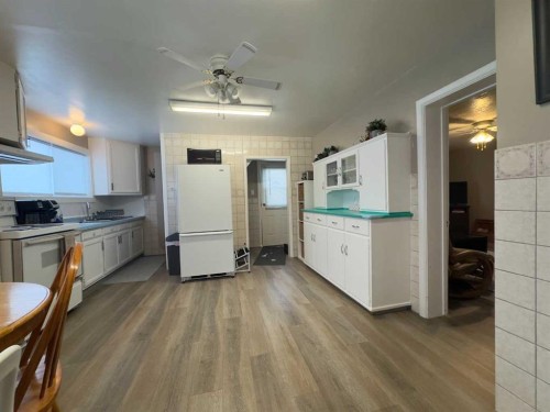 20970 7 Avenue, Bellevue, AB - Indoor Photo Showing Kitchen