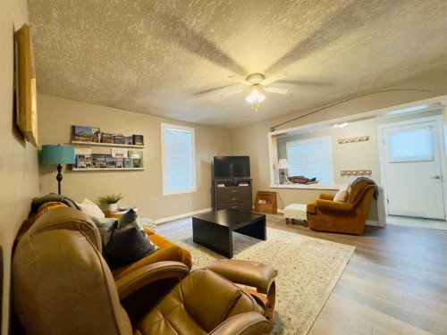 20970 7 Avenue, Bellevue, AB - Indoor Photo Showing Living Room