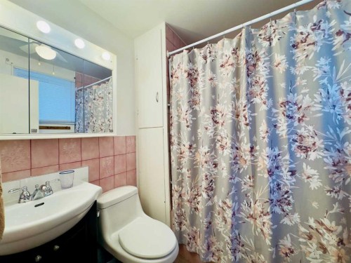 20970 7 Avenue, Bellevue, AB - Indoor Photo Showing Bathroom