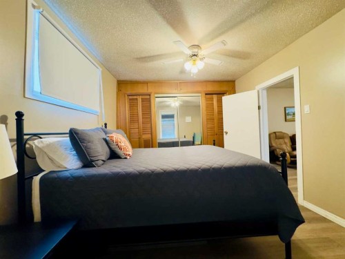 20970 7 Avenue, Bellevue, AB - Indoor Photo Showing Bedroom