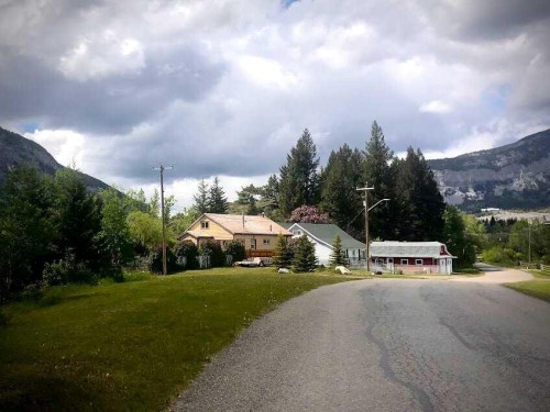 20970 7 Avenue, Bellevue, AB - Outdoor