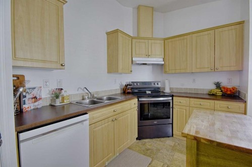 5111 54 Street, Taber, AB - Indoor Photo Showing Kitchen With Double Sink