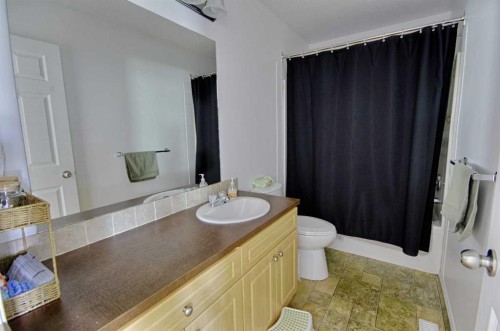 5111 54 Street, Taber, AB - Indoor Photo Showing Bathroom