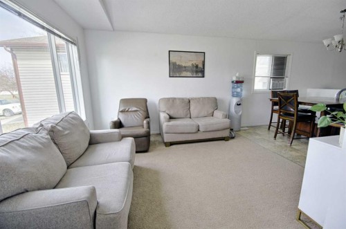 5111 54 Street, Taber, AB - Indoor Photo Showing Living Room