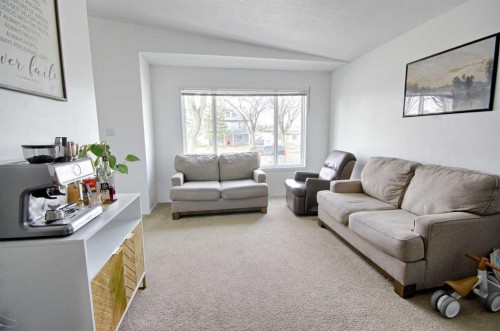 5111 54 Street, Taber, AB - Indoor Photo Showing Living Room