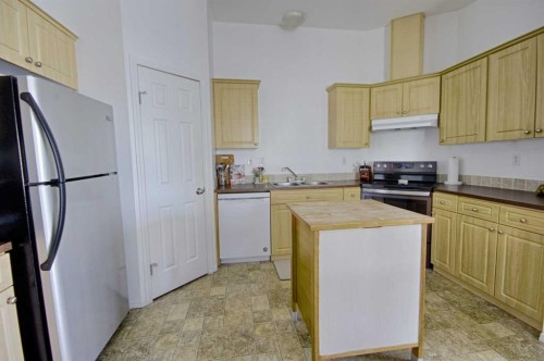5111 54 Street, Taber, AB - Indoor Photo Showing Kitchen With Double Sink