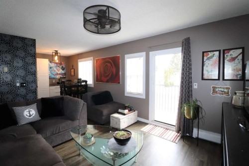 8-1739 St Edward Boulevard North, Lethbridge, AB - Indoor Photo Showing Living Room