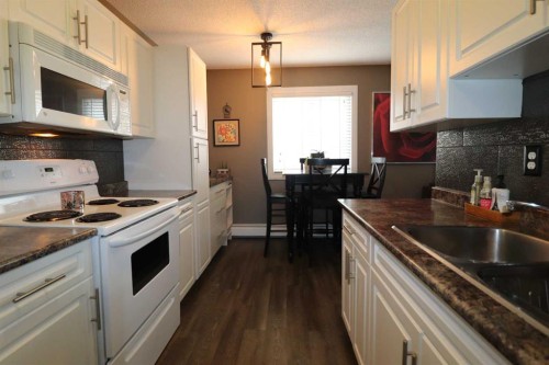 8-1739 St Edward Boulevard North, Lethbridge, AB - Indoor Photo Showing Kitchen