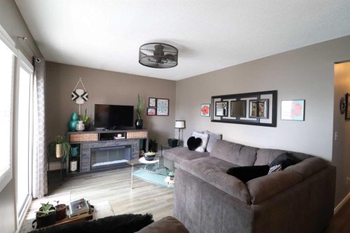 8-1739 St Edward Boulevard North, Lethbridge, AB - Indoor Photo Showing Living Room