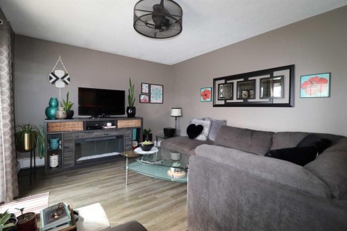 8-1739 St Edward Boulevard North, Lethbridge, AB - Indoor Photo Showing Living Room