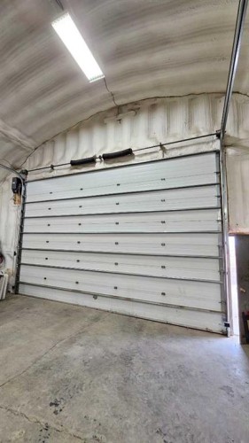 224010 Twp Rd 9-2, Rural Lethbridge County, AB - Indoor Photo Showing Garage