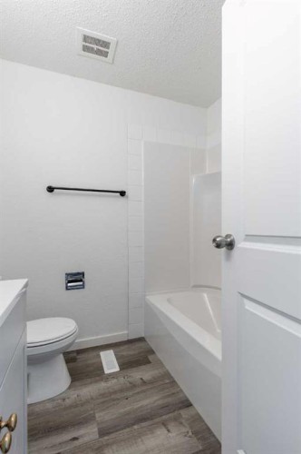 74 Carleton Place West, Lethbridge, AB - Indoor Photo Showing Bathroom
