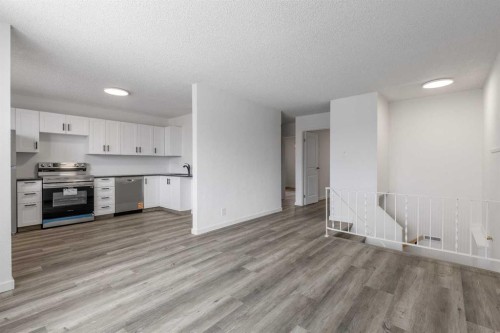 74 Carleton Place West, Lethbridge, AB - Indoor Photo Showing Kitchen