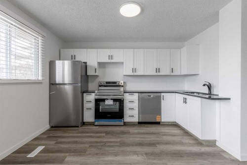 74 Carleton Place West, Lethbridge, AB - Indoor Photo Showing Kitchen