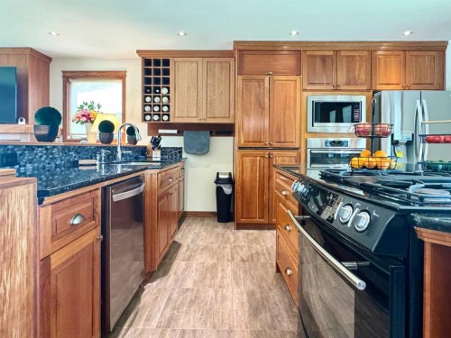 2302 14 Avenue South, Lethbridge, AB - Indoor Photo Showing Kitchen