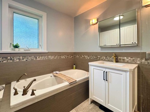 2302 14 Avenue South, Lethbridge, AB - Indoor Photo Showing Bathroom