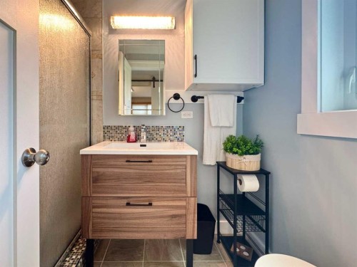 2302 14 Avenue South, Lethbridge, AB - Indoor Photo Showing Bathroom